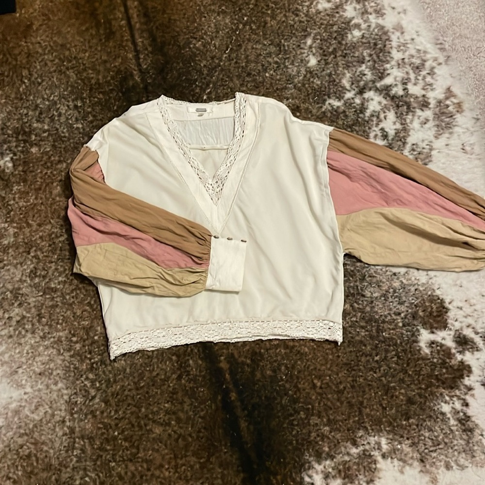 BKE Pieced Crochet Trim Pullover buckle